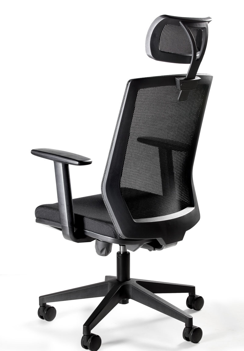 Bürostuhl PABLO mit verstellbaren Armlehnen FARBE schwarz MATERIAL Rückenlehne sowie Kopfstütze aus Netzstoff Sitzfläche mit einem angenehmen BL Stoffbezug EDRALO